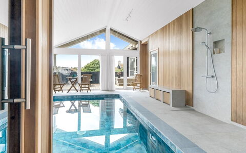 Rauli - 50M from the Sea: Flooring, Verdieping, Zwembad, Plafond, Natuurlijk Materiaal, Hardwood, Toevlucht, Plank, Houten Vloer, Beits