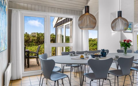 Rauli - 50M from the Sea: Meubilair, Interieur Ontwerp, Hout, Flooring, Stoel, Eetkamer, Keuken En Eettafel, Tafel, Verdieping, Plafond