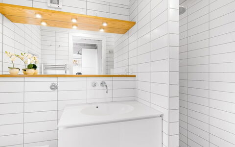 Rauli - 50M from the Sea: Muur, Flooring, Loodgieterswerkinrichting, Interieur Ontwerp, Verdieping, Wastafel, Loodgieter, Kraan, Badkamer, Plafond