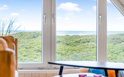 Rauli - 50M from the Sea: Meubilair, Interieur Ontwerp, Verdieping, Zee, Glas, Oceaan, Stoel, Daylighting, Koffietafel, Eco Hotel
