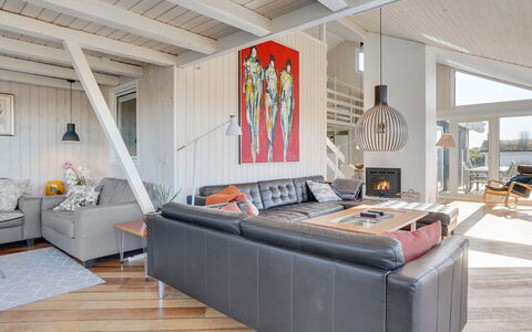 Rauli - 50M from the Sea: Hout, Flooring, Houten Vloer, Interieur Ontwerp, Plafond, Verdieping, Meubilair, Woonkamer, Huis, Hardwood