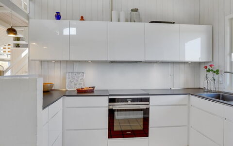Rauli - 50M from the Sea: Keuken, Toestel Van De Keuken, Flooring, Countertop, Cabinetry, Interieur Ontwerp, Hout, Verdieping, Major Appliance, Houten Vloer