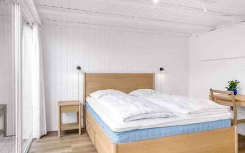 Rauli - 50M from the Sea: Hout, Verdieping, Flooring, Slaapkamer, Interieur Ontwerp, Bed, Meubilair, Kamer, Bedding, Laken