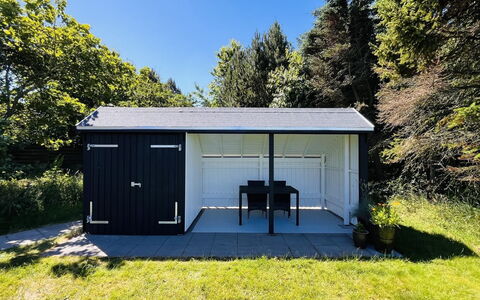 Aranja - 300M to the Fjord: Dak, Schuur, Deur, Garden Gebouwen, Tuin, Backyard, Siding, Schaduw, Werf, Gazon