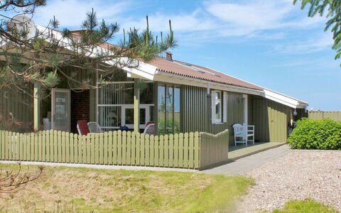 Annick - 300M from the Sea: Blauw, Struik, Verblijf, Groundcover, Tuin, Landgoed, Schaduw, Landscaping, Boerderij, Eco Hotel