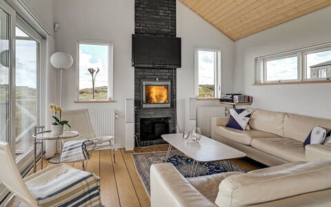 Ejvind - 100M from the Sea: Hout, Interieur Ontwerp, Bankstel, Plafond, Flooring, Woonkamer, Kamer, Verdieping, Meubilair, Huis