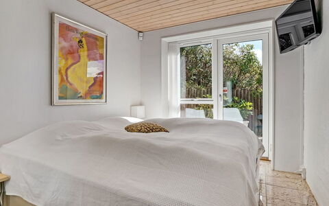 Ejvind - 100M from the Sea: Meubilair, Interieur Ontwerp, Bed, Slaapkamer, Muur, Hout, Verdieping, Plafond, Flooring, Laken