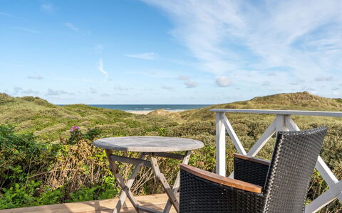 Ejvind - 100M from the Sea: Meubilair, Buitenmeubels, Zee, Stoel, Oceaan, Buitentafel, Kust, Eco Hotel, Balkon, Veranda