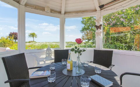 Kiersten - 5Km from the Sea: Woongebied, Dak, Voorstad, Oprit, Landgoed, Schoorsteen