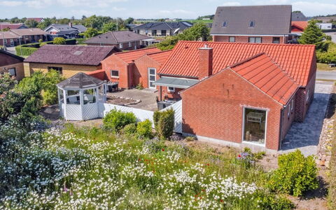 Kiersten - 5Km from the Sea: Woongebied, Dak, Voorstad, Oprit, Landgoed, Schoorsteen