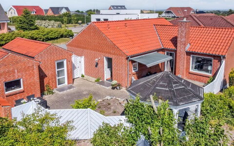 Kiersten - 5Km from the Sea: Woongebied, Dak, Voorstad, Oprit, Landgoed, Schoorsteen