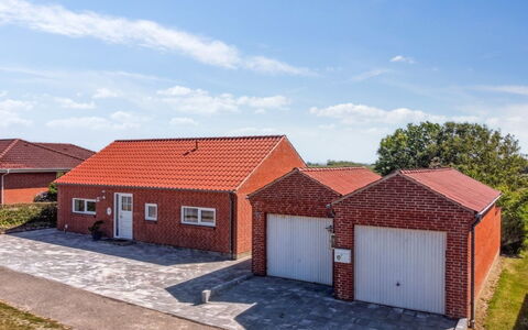 Kiersten - 5Km from the Sea: Woongebied, Dak, Voorstad, Oprit, Landgoed, Schoorsteen