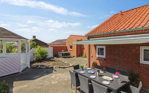 Kiersten - 5Km from the Sea: Woongebied, Dak, Voorstad, Oprit, Landgoed, Schoorsteen