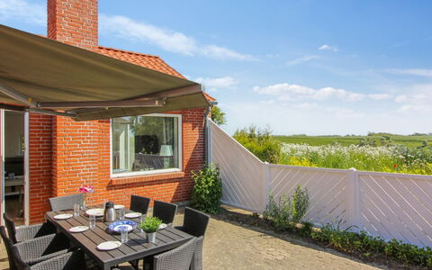 Kiersten - 5Km from the Sea: Woongebied, Dak, Voorstad, Oprit, Landgoed, Schoorsteen