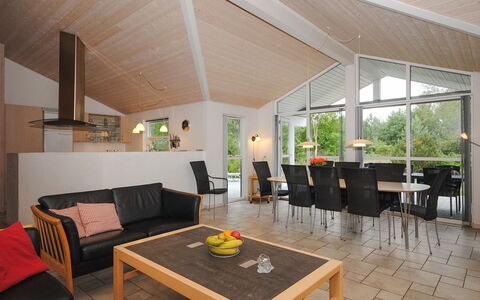 Tamika - 950M from the Sea: Hout, Interieur Ontwerp, Plafond, Bankstel, Flooring, Meubilair, Verdieping, Woonkamer, Huis