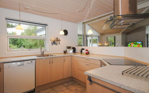Tamika - 950M from the Sea: Countertop, Keuken, Interieur Ontwerp, Flooring, Cabinetry, Hout, Meubilair, Lichte Inrichting, Plafond, Toestel Van De Keuken