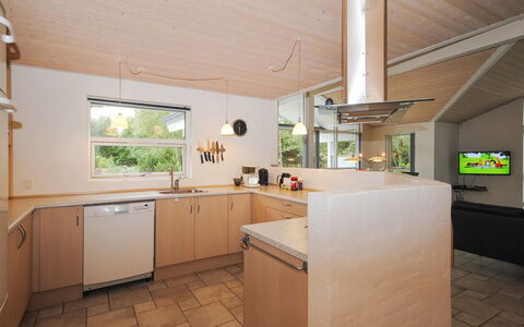 Tamika - 950M from the Sea: Interieur Ontwerp, Flooring, Countertop, Meubilair, Keuken, Hout, Plafond, Verdieping, Cabinetry, Lichte Inrichting