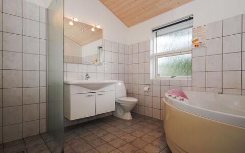 Tamika - 950M from the Sea: Interieur Ontwerp, Flooring, Loodgieterswerkinrichting, Verdieping, Plafond, Badkamer, Hout, Kamer, Loodgieter, Verlichting