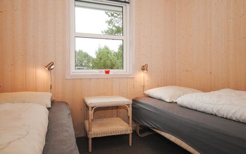 Tamika - 950M from the Sea: Bed, Slaapkamer, Muur, Hout, Laken, Verdieping, Bedding, Interieur Ontwerp, Flooring, Plafond