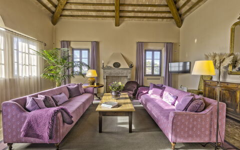 Podere D'Asso: Tafel, Bankstel, Fabriek, Meubilair, Eigendom, Venster, Fotolijst, Gebouw, Purper, Comfort