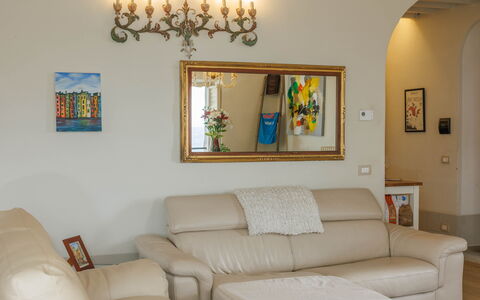 La Terrazza Sulla Valle: Fotolijst, Meubilair, Eigendom, Bankstel, Tafel, Gebouw, Interieur Ontwerp, Woonkamer, Hout, Comfort