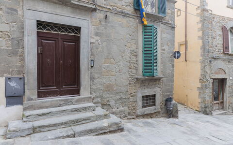 La Terrazza Sulla Valle: Venster, Gebouw, Hout, Deur, Buurt, Weg Oppervlak, Steen, Facade, Flooring