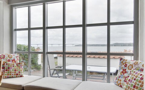 Pauliina - 10M to the Fjord: Interieur Ontwerp, Verdieping, Flooring, Glas, Meubilair, Kamer, Daylighting, Kussen, Woonkamer