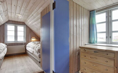 Pauliina - 10M to the Fjord: Slaapkamer, Bed, Hout, Verdieping, Flooring, Interieur Ontwerp, Plafond, Meubilair, Kamer, Bedding