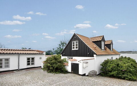 Pauliina - 10M to the Fjord: Gebouw, Venster, Dak, Huis, Huis, Woongebied, Architectuur, Facade, Deur, Verblijf