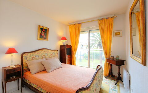 Riviera Park: Slaapkamer, Meubilair, Bed, Kamer, Eigendom, Laken, Bed Frame, Interieur Ontwerp, Bedding, Gebouw