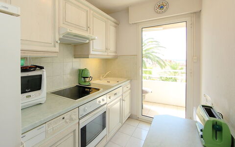 Riviera Park: Eigendom, Kamer, Groen, Meubilair, Keuken, Cabinetry, Gebouw, Interieur Ontwerp, Geel, Countertop