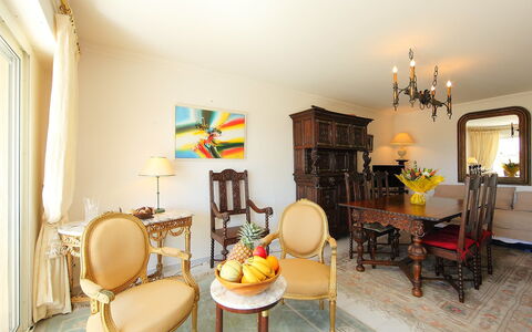 Riviera Park: Kamer, Geel, Eigendom, Interieur Ontwerp, Meubilair, Woonkamer, Gebouw, Huis, Onroerend Goed, Tafel