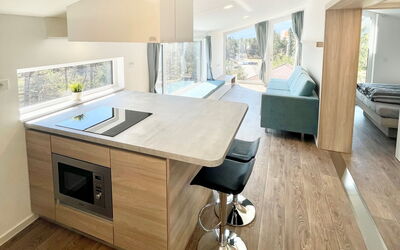 Skylight Chalet 501.2: Flooring, Verdieping, Hout, Countertop, Interieur Ontwerp, Keuken, Meubilair, Cabinetry, Toestel Van De Keuken, Major Appliance