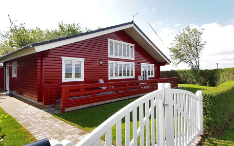 Salme - 100M from the Sea: Blauw, Struik, Verblijf, Groundcover, Tuin, Landgoed, Schaduw, Landscaping, Boerderij, Eco Hotel
