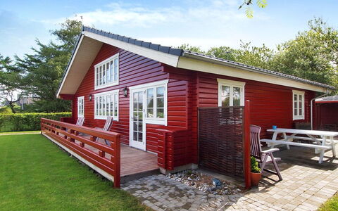 Salme - 100M from the Sea: Blauw, Struik, Verblijf, Groundcover, Tuin, Landgoed, Schaduw, Landscaping, Boerderij, Eco Hotel