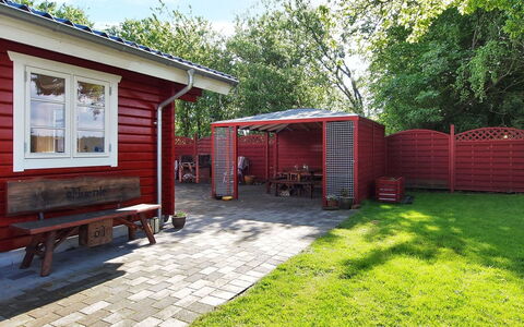 Salme - 100M from the Sea: Blauw, Struik, Verblijf, Groundcover, Tuin, Landgoed, Schaduw, Landscaping, Boerderij, Eco Hotel