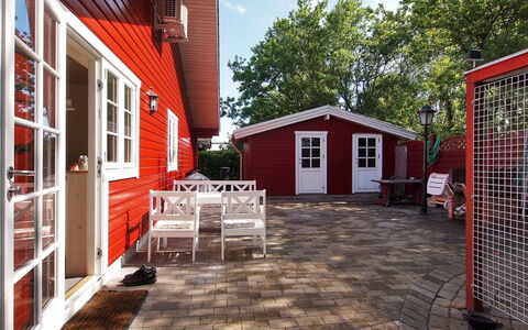 Salme - 100M from the Sea: Blauw, Struik, Verblijf, Groundcover, Tuin, Landgoed, Schaduw, Landscaping, Boerderij, Eco Hotel