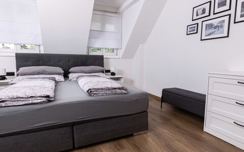 Katharina: Bed, Meubilair, Slaapkamer, Interieur Ontwerp, Bedding, Flooring, Laken, Verdieping, Huis, Kamer