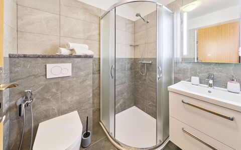 Marika: Badkamer, Loodgieterswerkinrichting, Interieur Ontwerp, Flooring, Verdieping, Wastafel In De Badkamer, Wastafel, Toilet, Kraan, Spiegel