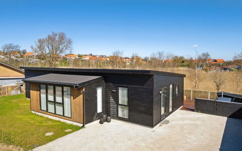 Thorlaf - 200M from the Sea: Dak, Huis, Land Lot, Huis, Verblijf, Landgoed, Garden Gebouwen, Schaduw, Blokhut, Landscaping