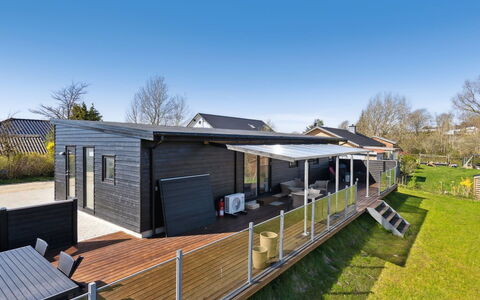 Thorlaf - 200M from the Sea: Dak, Huis, Land Lot, Huis, Verblijf, Landgoed, Garden Gebouwen, Schaduw, Blokhut, Landscaping