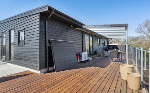 Thorlaf - 200M from the Sea: Dak, Huis, Land Lot, Huis, Verblijf, Landgoed, Garden Gebouwen, Schaduw, Blokhut, Landscaping