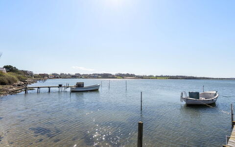 Thorlaf - 200M from the Sea: Dak, Huis, Land Lot, Huis, Verblijf, Landgoed, Garden Gebouwen, Schaduw, Blokhut, Landscaping