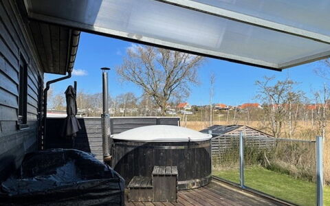 Thorlaf - 200M from the Sea: Appartement, Schaduw, Balkon, Stoel, Hek, Buitenmeubels, Aluminium, Kunstgras