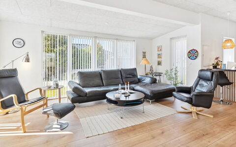 Thorlaf - 200M from the Sea: Dak, Huis, Land Lot, Huis, Verblijf, Landgoed, Garden Gebouwen, Schaduw, Blokhut, Landscaping