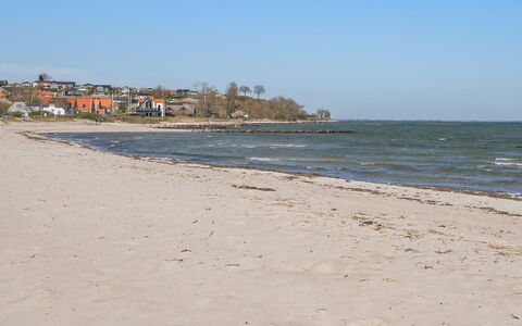 Thorlaf - 200M from the Sea: Appartement, Schaduw, Balkon, Stoel, Hek, Buitenmeubels, Aluminium, Kunstgras