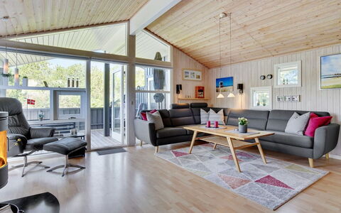 Aletha - 180M from the Sea: Hout, Interieur Ontwerp, Woonkamer, Meubilair, Plafond, Bankstel, Kamer, Houten Vloer, Hardwood