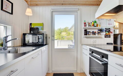 Aletha - 180M from the Sea: Keuken, Toestel Van De Keuken, Hout, Major Appliance, Countertop, Flooring, Interieur Ontwerp, Huis, Plafond, Verdieping