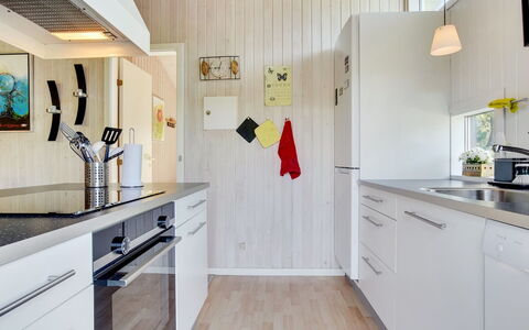 Aletha - 180M from the Sea: Keuken, Countertop, Interieur Ontwerp, Flooring, Hout, Toestel Van De Keuken, Meubilair, Major Appliance, Verdieping, Cabinetry