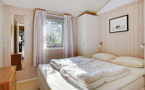 Aletha - 180M from the Sea: Hout, Slaapkamer, Huis, Bed, Huis, Interieur Ontwerp, Laken, Bedding, Deur, Verblijf